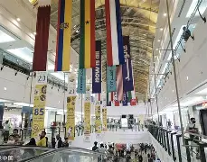 阿贾克斯训练开放日；赛后完成体检引欢呼；社区盾在即；球队文化再被提及的简单介绍