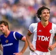 阿贾克斯训练开放日；赛后完成体检引欢呼；社区盾在即；球队文化再被提及的简单介绍