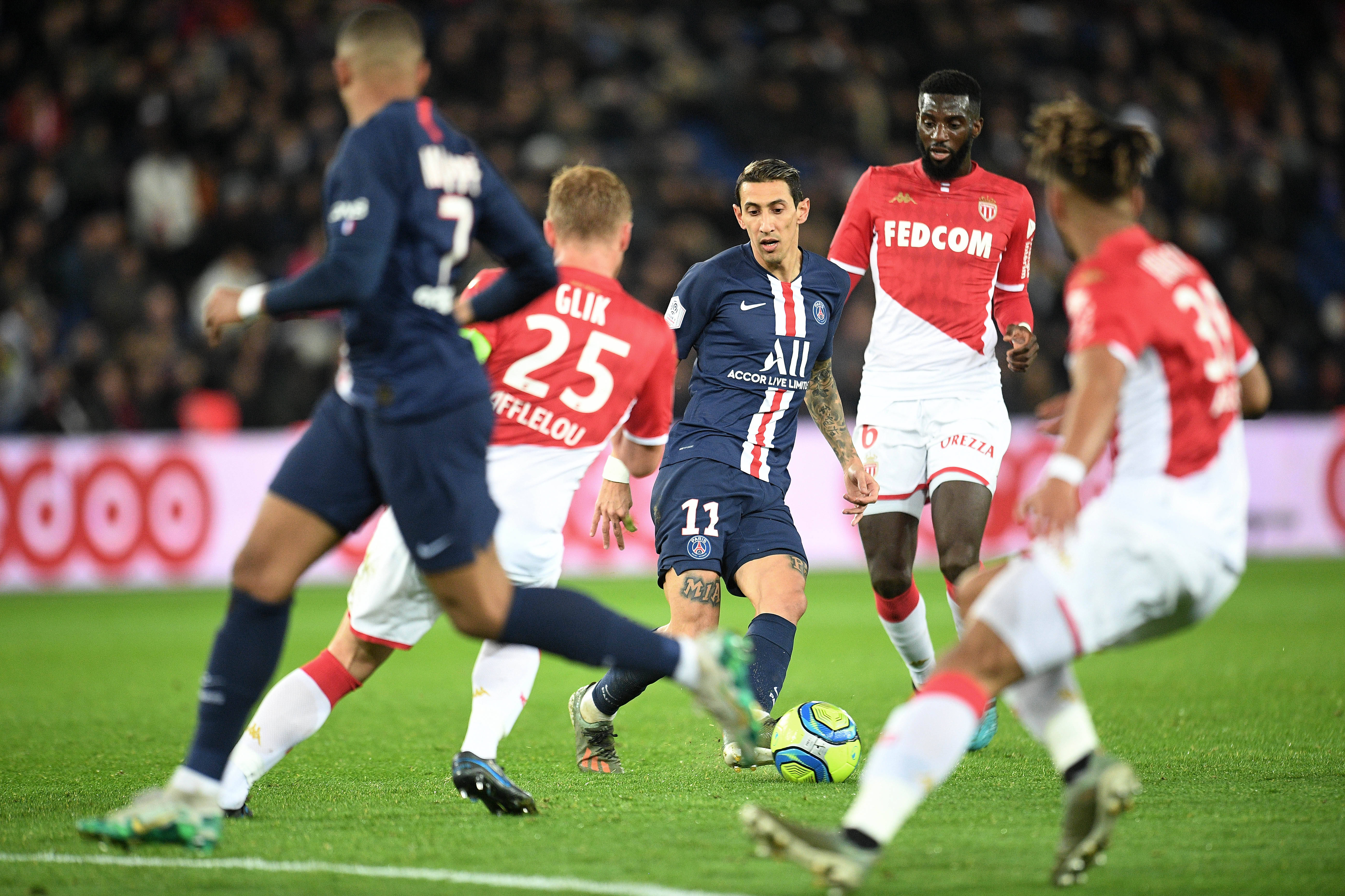 英雄联盟-包含国际比赛日体能课后，巴塞罗那临场应变备战法甲，气氛紧张，训练强度明显提升的词条